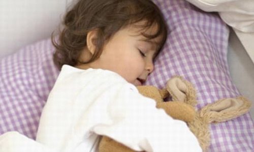 Chăm sóc trẻ khi sử dụng máy lạnh.