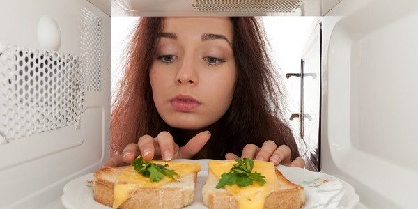 Lò vi sóng phá hủy dinh dưởng.