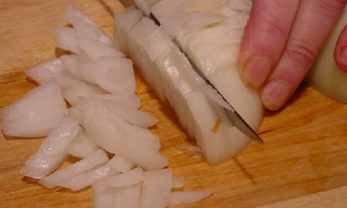 Thái hành tây không cay mắt.