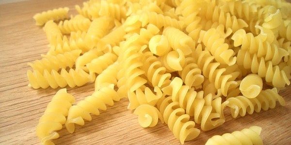 Thêm dầu vào nước luột mỳ.